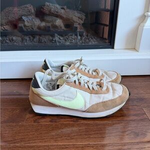 Nike Wmns Daybreak 'Light Bone Barely Volt'
